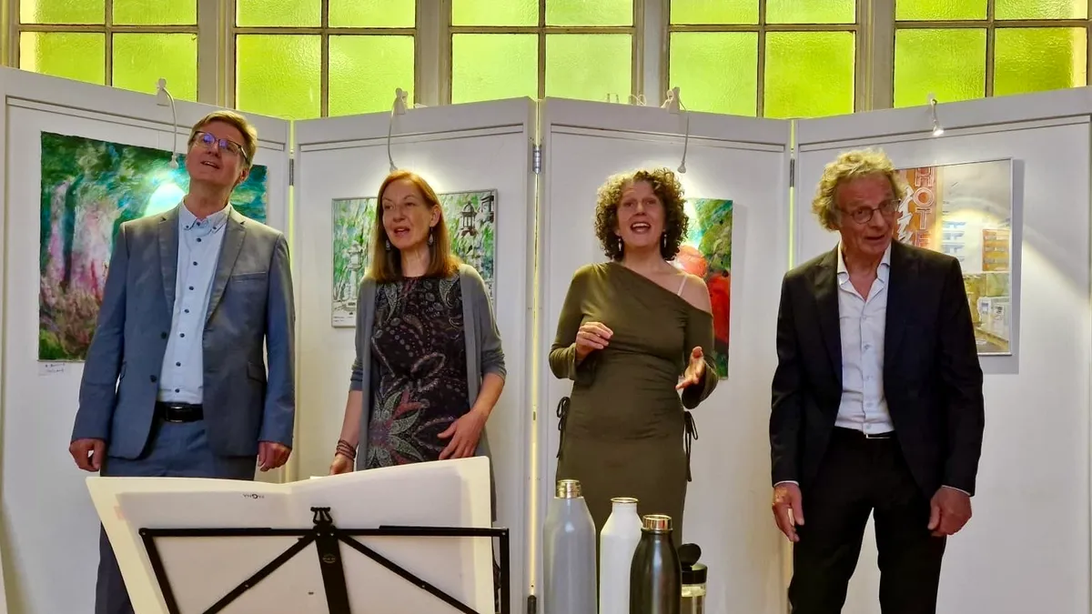 2zu2 beim Live-Auftritt vor einer Kunstausstellung