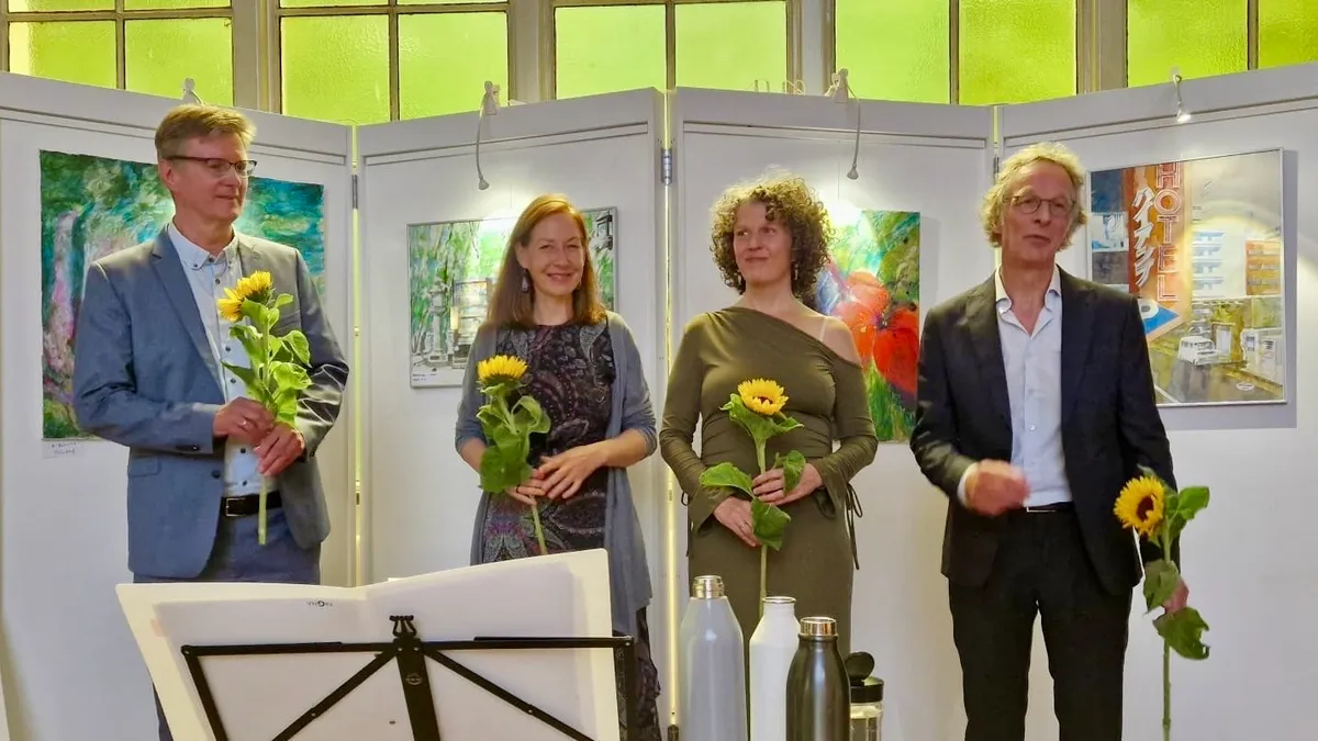 2zu2 mit Sonnenblumen in der Hand bei einem Auftritt