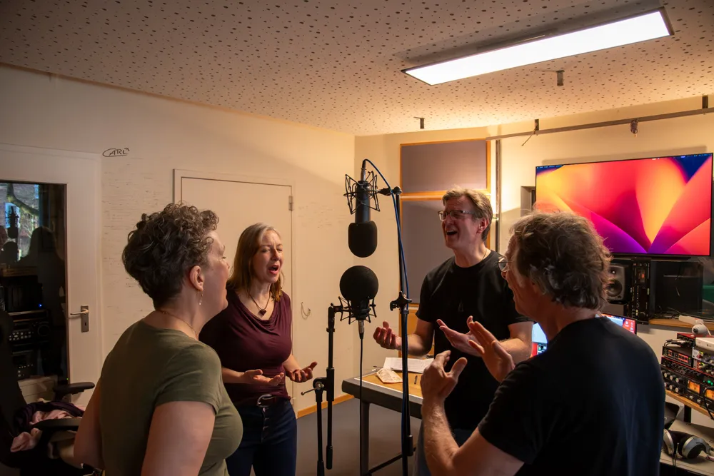 Die vier Stimmen von 2zu2 dicht am Studiomikrofon