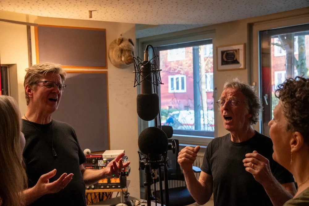 2zu2 singt einen Take im Tonstudio ein